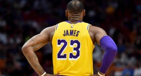 詹姆斯篮球巨星中国行：东方明珠塔合影，感受东方魅力